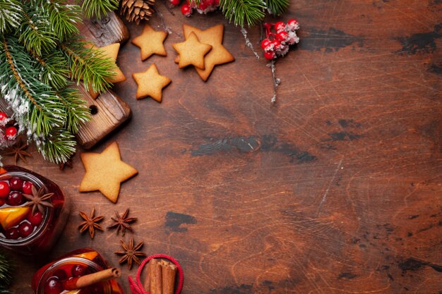 Weihnachtsgrußkarte mit Glühwein-Lebkuchenplätzchen und Weihnachtsbaum Draufsicht flach liegend mit Platz für Ihre Grüße