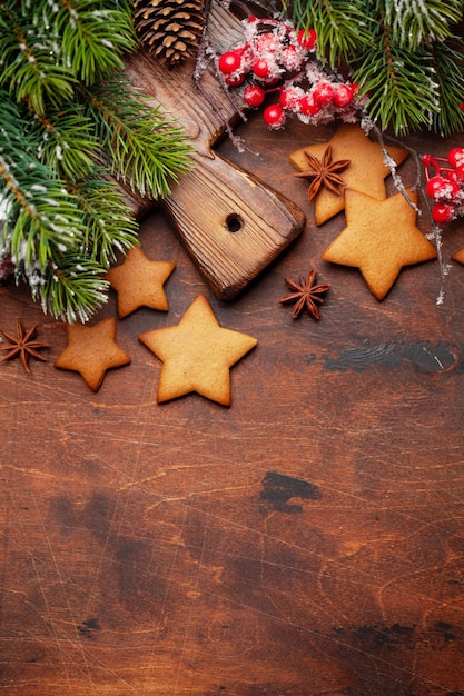 Weihnachtsgrußkarte mit Lebkuchenplätzchen und Weihnachtsbaum Draufsicht flach liegend mit Platz für Ihre Grüße