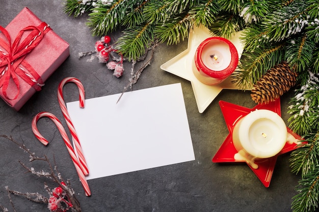 Weihnachtsgrußkarte mit Tannenbaum-Geschenkbox und Kerzen