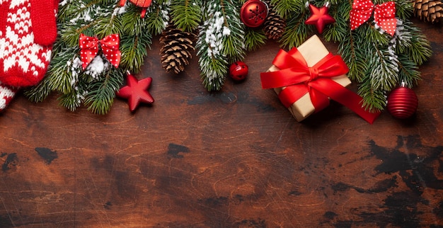 Weihnachtsgrußkarte mit Tannenbaum und Dekor auf hölzernem Hintergrund und Kopierraum für Ihre Weihnachtsgrußwünsche Top View Flat Lay