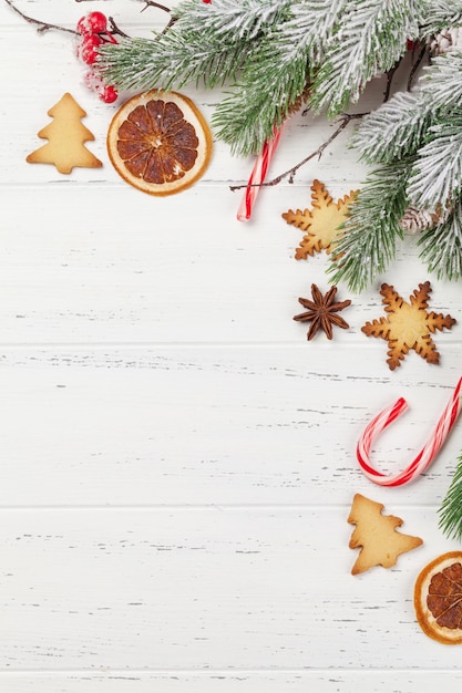 Weihnachtsgrußkarte mit Tannenbaum und Lebkuchenplätzchen