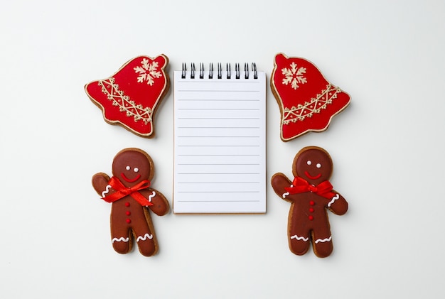 Weihnachtsgrußkarte oder Brief an den Weihnachtsmann mit Lebkuchenplätzchen-Draufsicht