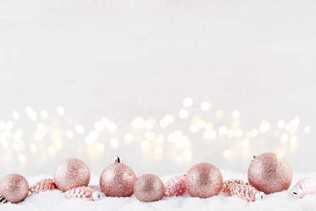Foto weihnachtsgrußkarte. weihnachtsbaumzweig auf glitzernden goldenen bokehlichtern. neujahrskonzept. speicherplatz kopieren.