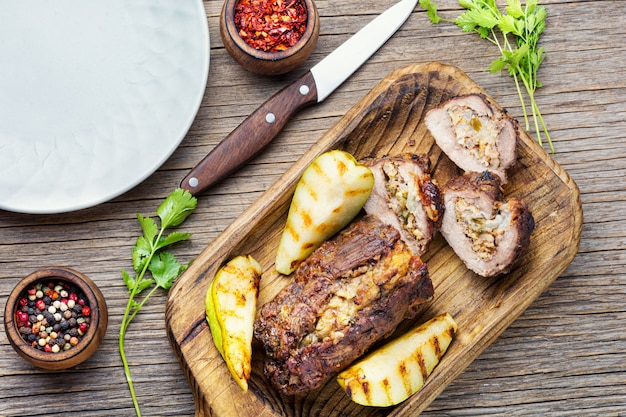 Weihnachtshackbraten mit Frucht und Nüssen