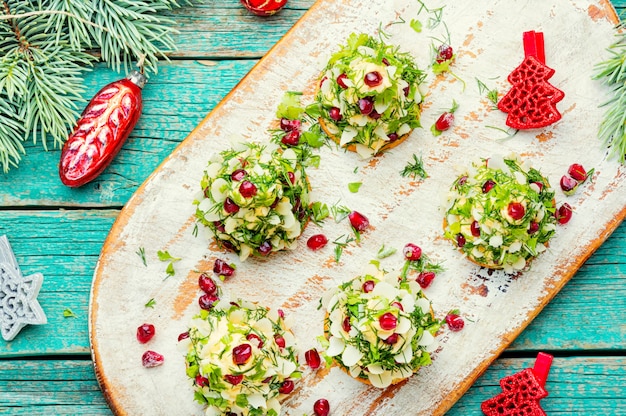 Weihnachtshäppchen oder Törtchen aus Käse, Mayonnaise und Knoblauch.