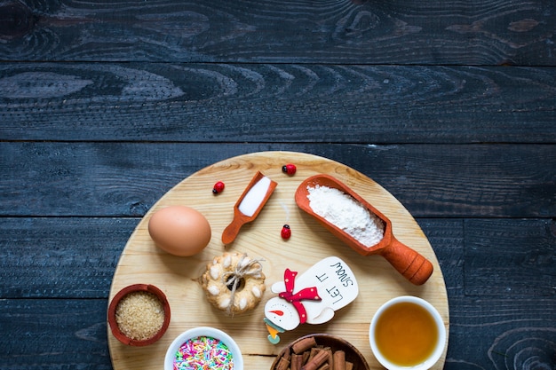 Weihnachtshand gebackener Keksbestandteilhintergrund