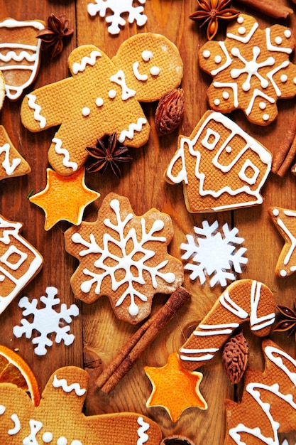 Weihnachtshausgemachte Lebkuchenplätzchen auf einem hölzernen Hintergrund