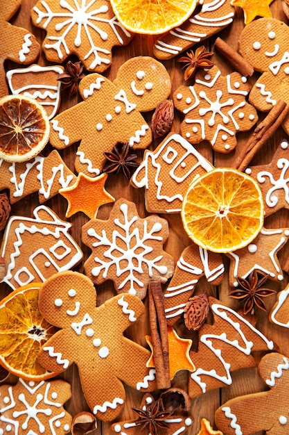 Weihnachtshausgemachte Lebkuchenplätzchen auf einem hölzernen Hintergrund