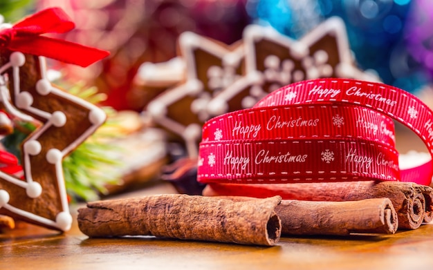 Foto weihnachtshausgemachte lebkuchenplätzchen mit verschiedenen dekorationen rotes band frohe weihnachten