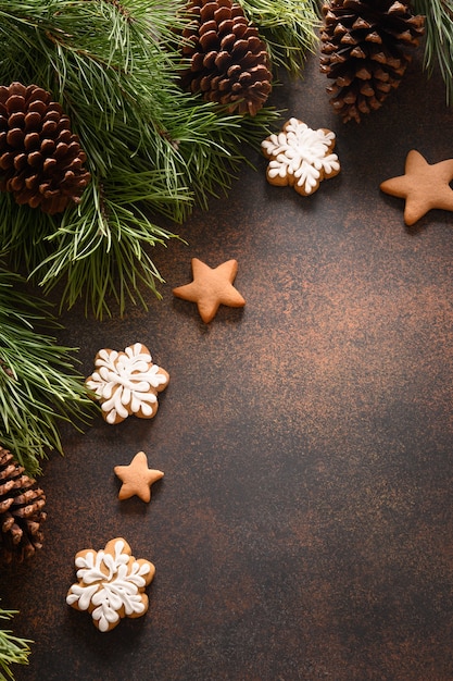 Weihnachtshausgemachte sortierte glasierte Plätzchen auf braunem Hintergrund