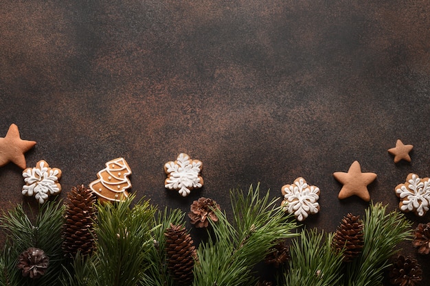 Weihnachtshausgemachte sortierte glasierte Plätzchen auf braunem Hintergrund