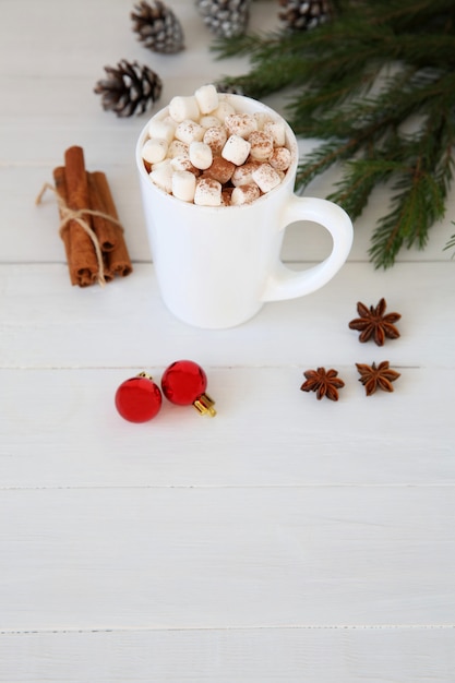 Weihnachtsheiße Schokolade mit Eibischen, Weihnachtsspielzeugpfefferminzzuckerstange am Becher, Kopienraum.