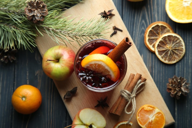 Weihnachtsheißer Glühwein im Glas mit Orangenhonig-Zimt auf hölzernem Hintergrund