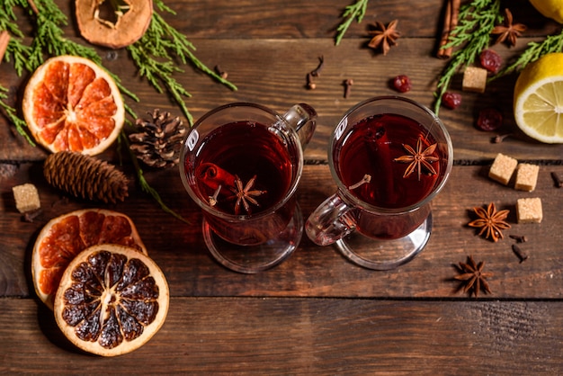 Weihnachtsheißer Glühwein mit Zimt