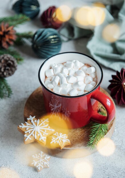 Weihnachtsheißer Kakao in der roten Tasse