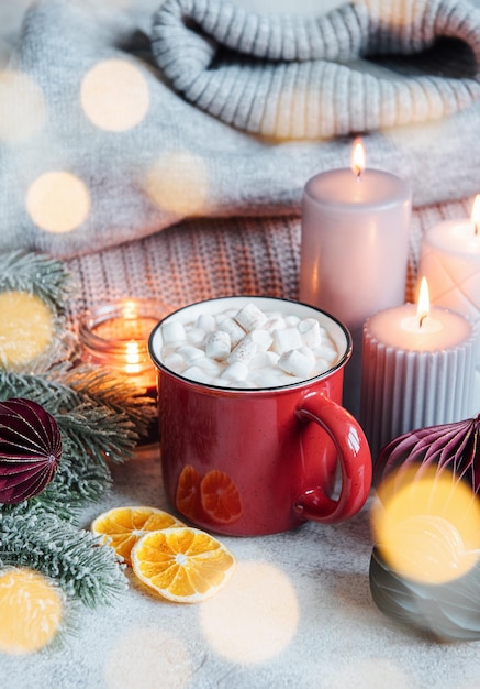 Weihnachtsheißer Kakao in der roten Tasse