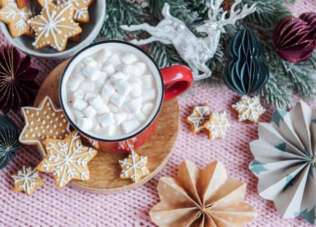 Weihnachtsheißer Kakao in der roten Tasse