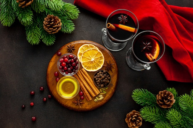 Weihnachtsheißgetränk in Gläsern Glühwein mit Gewürzen und Dekoration