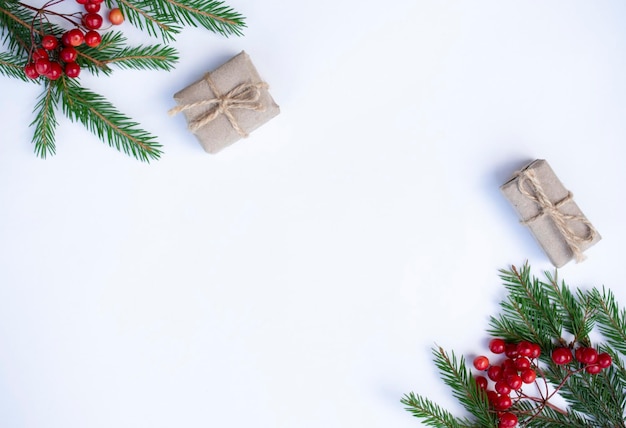 weihnachtshintergründe mit freiem kopienraum, tannenbaum mit beeren, geschenken und geschenken