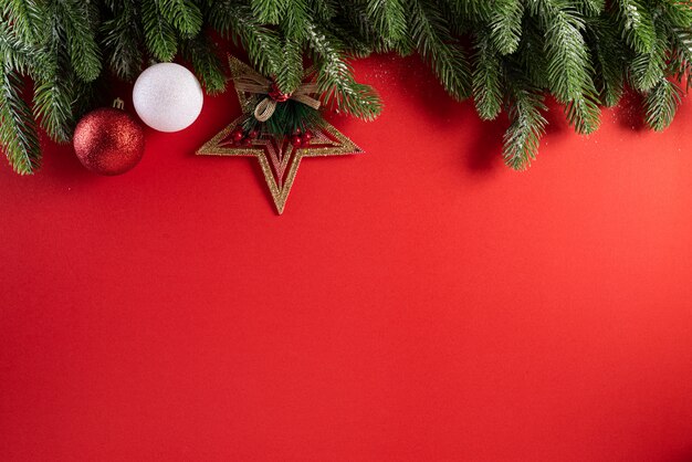 Weihnachtshintergrund-Dekorationskonzept auf rotem Hintergrund
