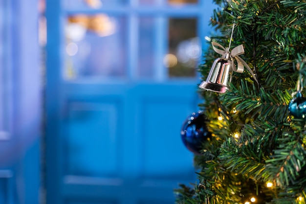 Weihnachtshintergrund der Kugel, die am Zweig der Fichte hängt