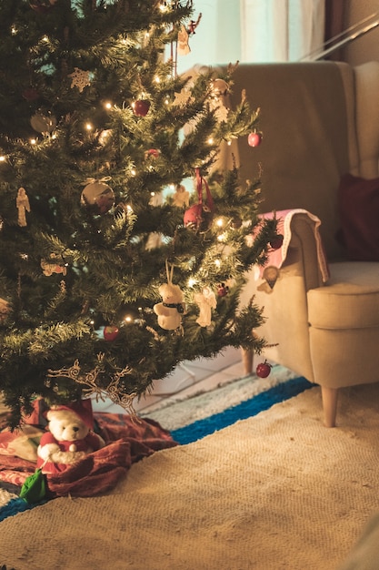 Foto weihnachtshintergrund eines schönen verzierten baums mit lichtern und glänzenden kugeln