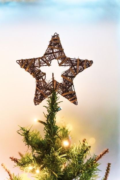 Foto weihnachtshintergrund eines schönen verzierten baums mit lichtern und glänzenden kugeln