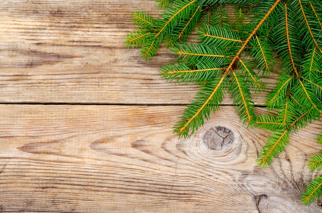 Weihnachtshintergrund, Fichtenzweige auf Holzoberfläche