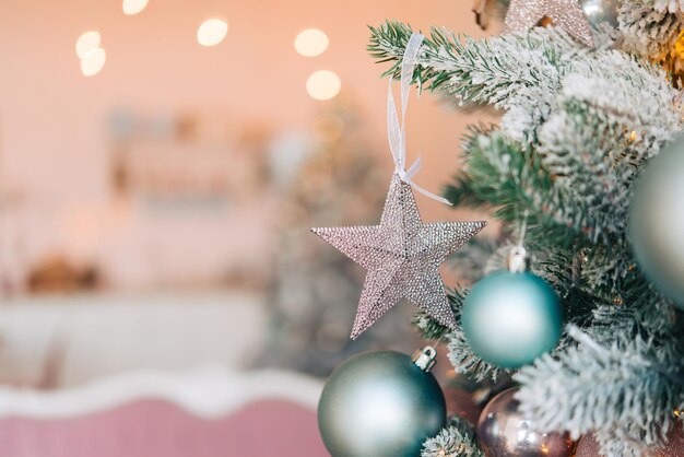 Foto weihnachtshintergrund, grüne tannenzweige mit zapfen und weihnachtskugeln, kreative komposition