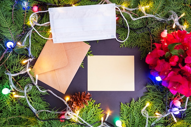 Weihnachtshintergrund Minimalistisches Konzept Gesichtsmasken und Weihnachtsgrußkarten mit Tannenblättern