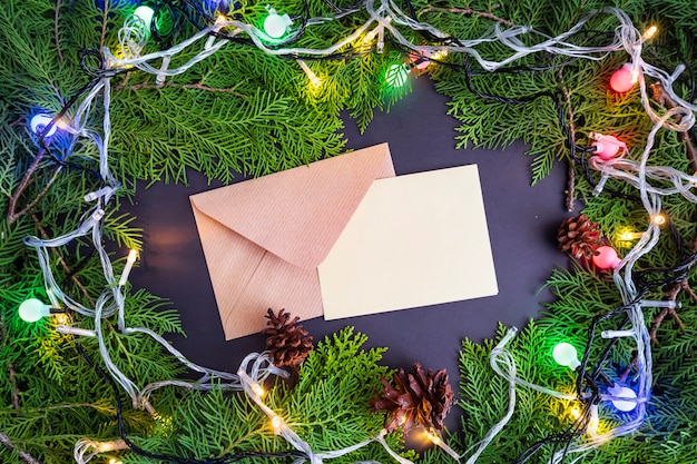 Weihnachtshintergrund-minimalistisches Konzeptweihnachtsgrußkarte mit Tannenblatt-Weihnachtsdekoration