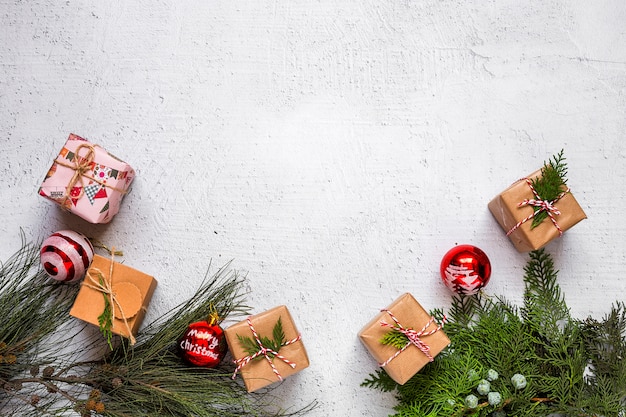 Weihnachtshintergrund mit Dekorationen und Geschenkboxen auf hölzernem Brett.