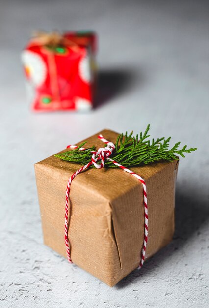 Weihnachtshintergrund mit Dekorationen und Geschenkboxen auf hölzernem Brett.