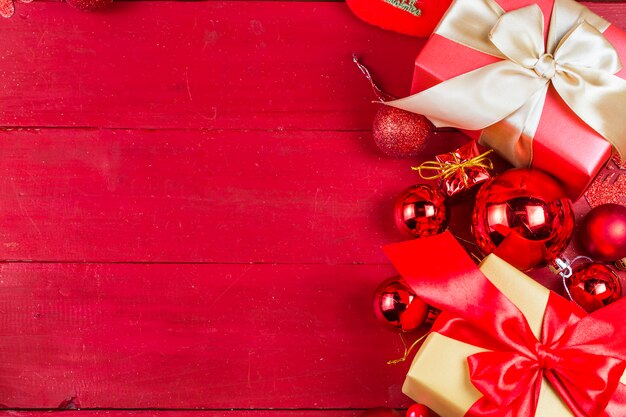 Weihnachtshintergrund mit Dekorationen und Geschenkboxen auf Holzbrett