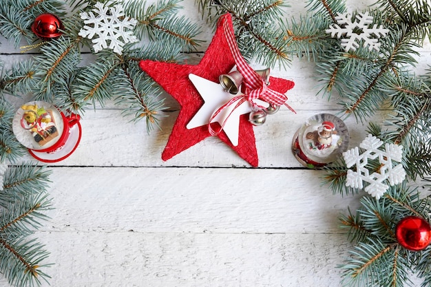 Weihnachtshintergrund mit dekorativem Stern, Tannenzweigen und Dekor des neuen Jahres, Kopienraum