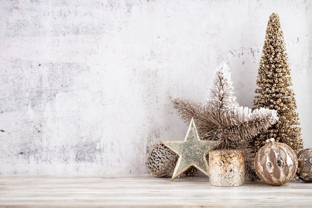 Weihnachtshintergrund mit dekorativem Stern, Weihnachtskugeln und goldenem Baum.