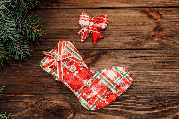 Weihnachtshintergrund mit dekorativer Socke auf Holzbohlen.