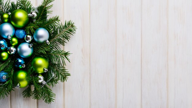 Weihnachtshintergrund mit den grünen und blauen Verzierungen