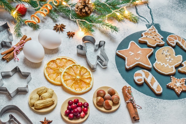 Weihnachtshintergrund mit einem Ausstecher in Form eines Weihnachtsbaumes. Festliche Atmosphäre.