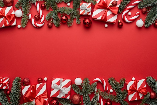 Weihnachtshintergrund mit einem mit festlichen Geschenken und Tannenzweigen verzierten Rahmen