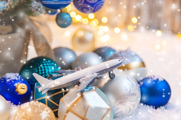 Weihnachtshintergrund mit Flugzeug. Reisen. selektiver Fokus Natur