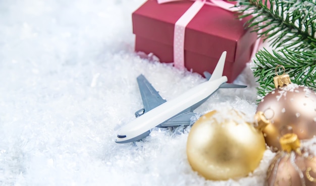 Weihnachtshintergrund mit Flugzeug