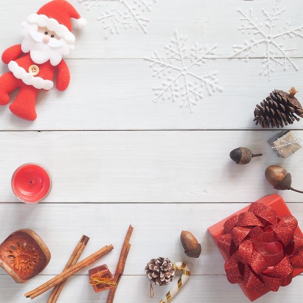 Weihnachtshintergrund mit Geschenkbox und Dekor. Draufsicht mit Kopierraum