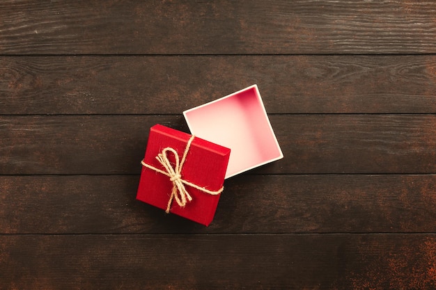 Foto weihnachtshintergrund mit geschenkboxen auf holztisch