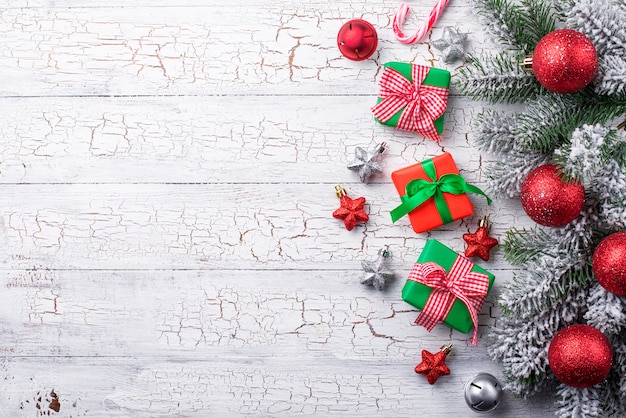Weihnachtshintergrund mit Geschenkboxen und Baumasten