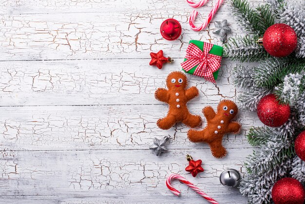 Weihnachtshintergrund mit Geschenkboxen und Baumasten