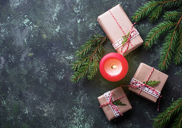 Weihnachtshintergrund mit Geschenkboxen und Kerze. Draufsicht
