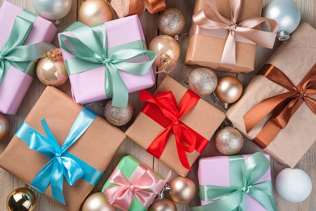 Weihnachtshintergrund mit Geschenkboxen und Weihnachtskugeln. Das Konzept von Weihnachten und Neujahr Draufsicht, horizontal.