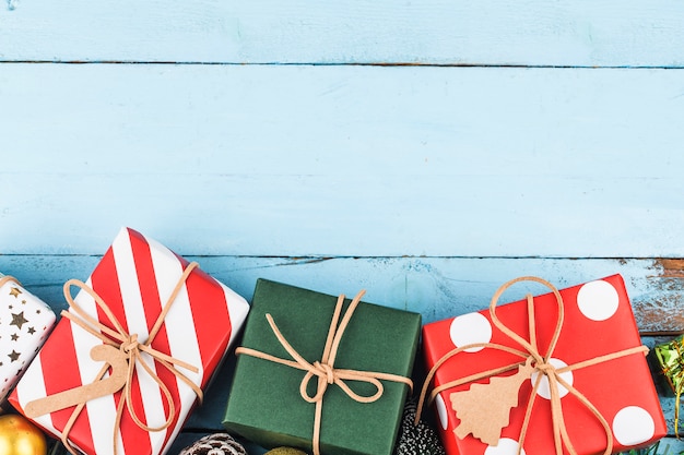 Foto weihnachtshintergrund mit geschenkboxen, vorbereitung für feiertage. ansicht von oben