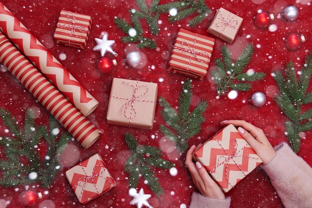 Weihnachtshintergrund mit Geschenkboxen.